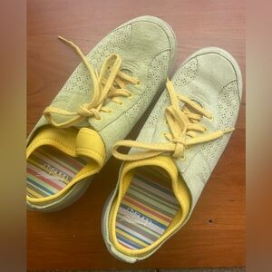 Dansko Elise //
Size 38 // Light Green Leather Suede Sneakers EUC